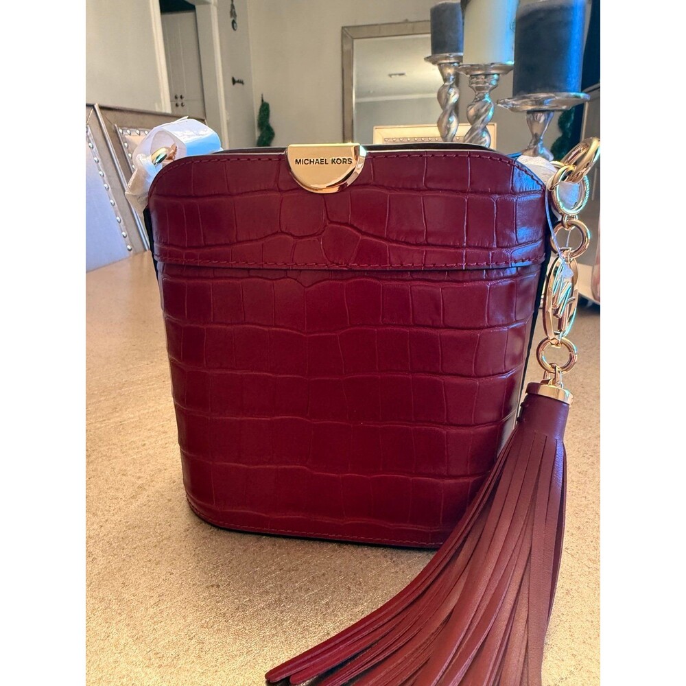 XS BUCKET XBODY
EMBOSSED LEATHER